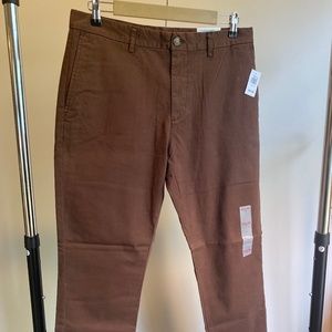 Old Navy Slim Built-In Flex Rotation Chino Pants for Men in Espresso Brown